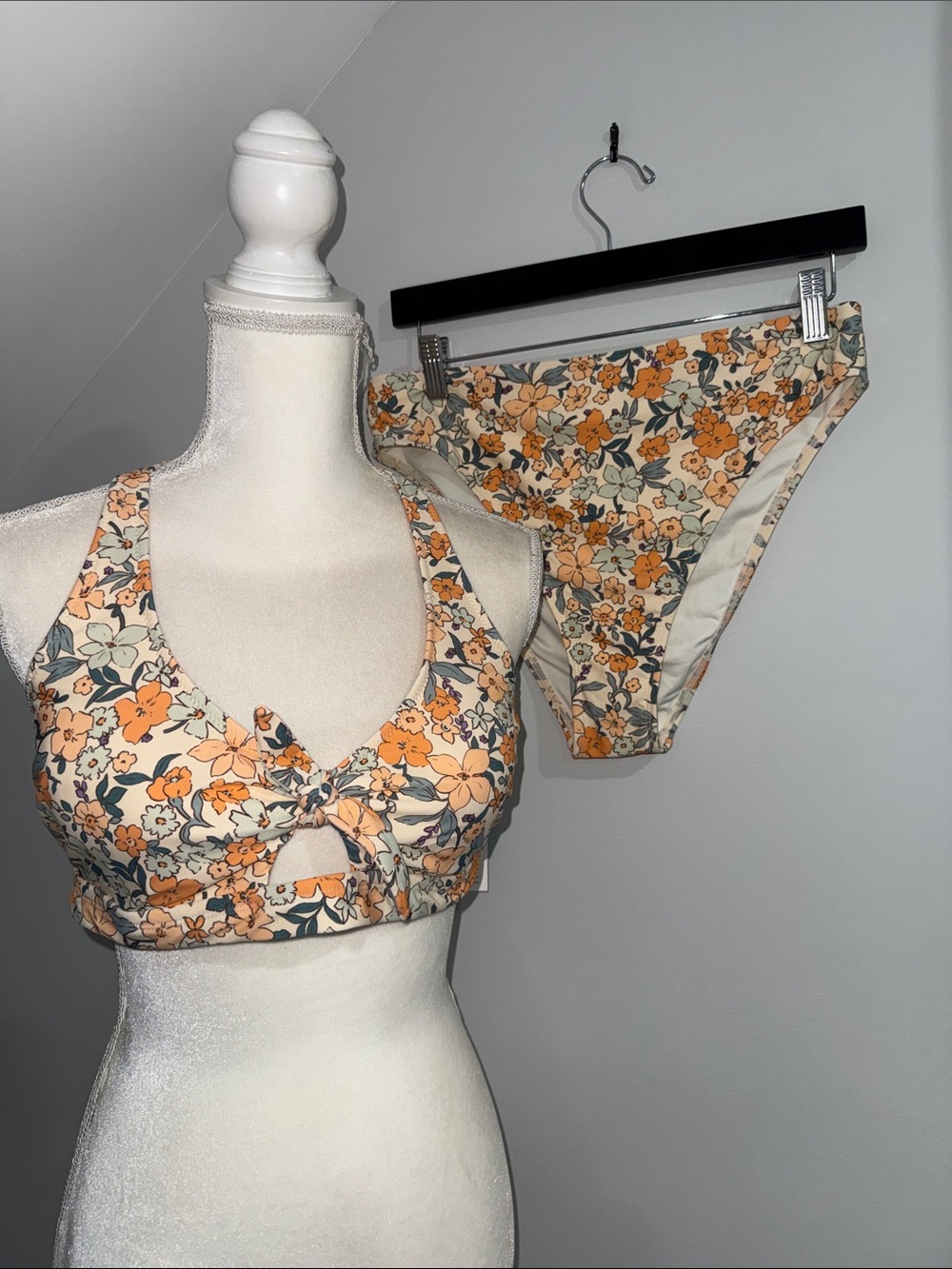 Cupshe Peach Floral Knot-Front Bikini Set in Peach and Cream